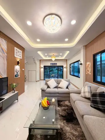 ห้องนั่งเล่นชั้นล่าง เฟอร์นิเจอร์ในภาพเป็นการจัดฉาก
