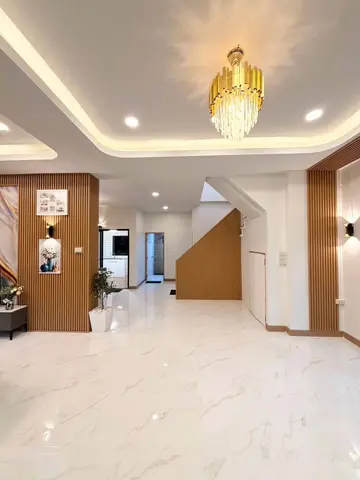 ห้องโถงชั้นล่างมองไปทางบันไดและทางเดินด้านหลัง