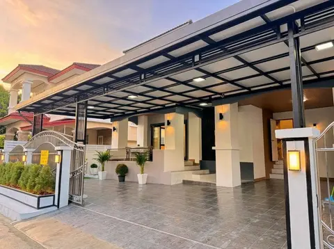 โรงจอดรถคลุมหลังคาและทางเข้าบ้านชั้นล่าง